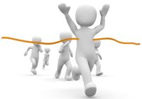 Machen Sie Pläne mit Ihrem Kind, wie es besonders schwierige Situationen vermeiden kann. Besprechen Sie mit ihm, wer in der Schule um Hilfe gebeten werden kann (Lehrkräfte, Mitschüler). Klären Sie, ob besonders problematische Plätze (auf dem Schulhof, dem Schulweg usw.) gemieden werden können oder ob es Vertraute mitnehmen kann. Fordern Sie Ihr Kind nicht zu Verhaltensänderungen (Zurückschlagen, schlagfertige Antworten geben) auf, die seinem Naturell nicht entsprechen. Unabhängig vom Mobbing kann es aber sinnvoll sein, gezielt das Selbstwertgefühl Ihres Kindes zu stärken. Ermöglichen Sie Ihrem Kind außerhalb der Schule Beschäftigungen in einem geschützten Raum, in dem es Erfolgserlebnisse hat (Sport, Musik, Kunst, Jugendgruppen, Freunde ...). 